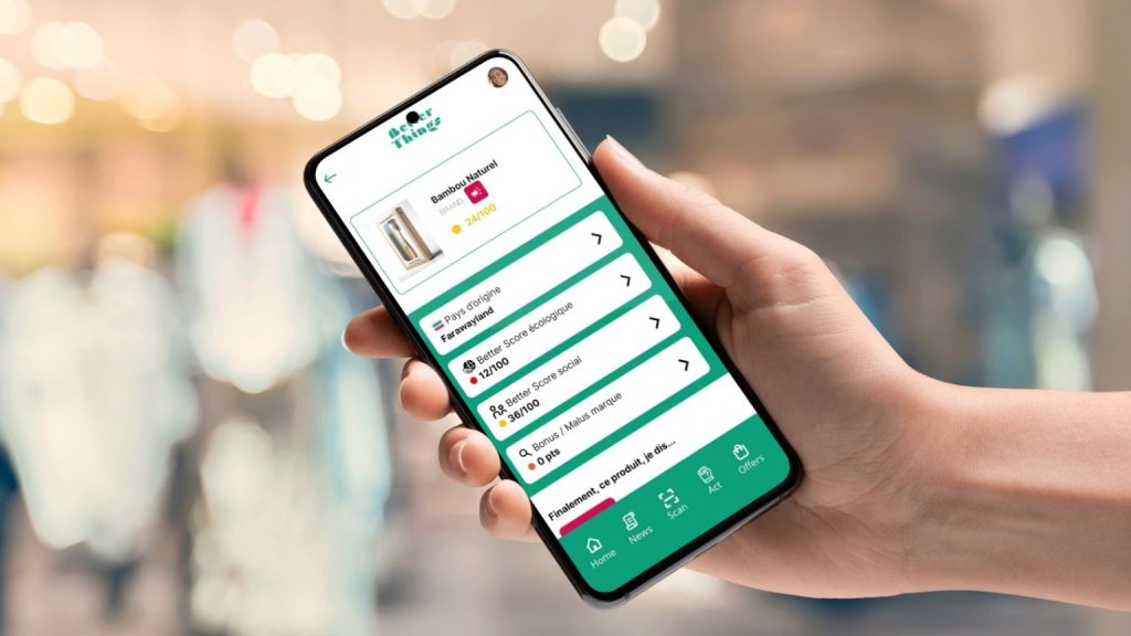 Une main tient un smartphone affichant une fiche produit Better Things, avec le pays d’origine et les indicateurs écologiques et sociaux du Better Score.